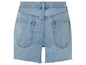 Un short en jean bleu clair avec des franges.
