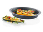 Courgettes farcies au riz, à la feta et aux légumes dans un plat à four.