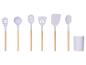 Ustensiles de cuisine lilas avec des manches en bois, dont une louche, une spatule et une cuillère à spaghetti.