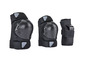 Un ensemble de protections noires pour les genoux et les coudes pour le skate ou le vélo.