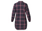 Une chemise à carreaux longue pour femme en noir et rouge.