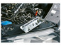 Un bac à outils magnétique avec des vis et des écrous dans un moteur de voiture.