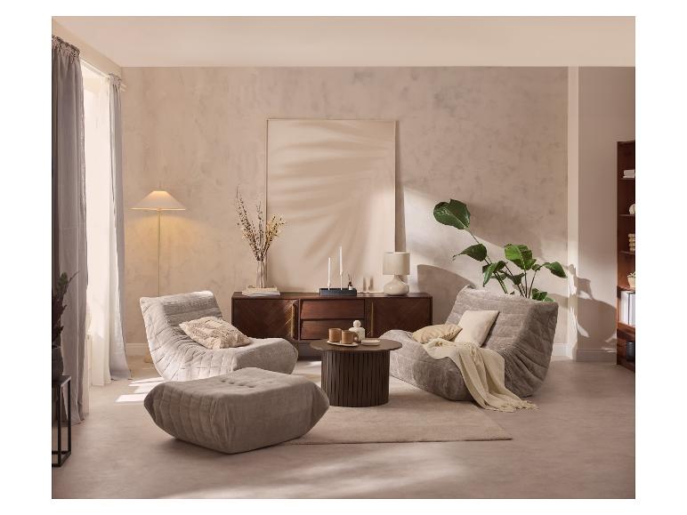 Salon avec deux fauteuils gris, un pouf assorti, une table basse en bois et un buffet.