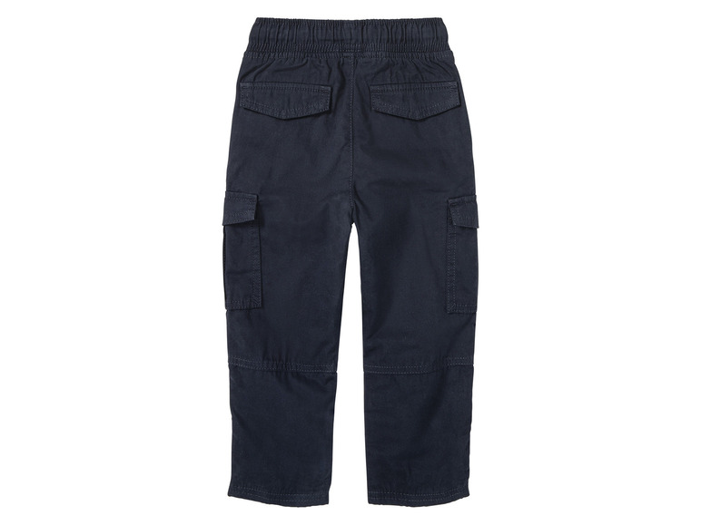 Pantalon cargo bleu marine avec plusieurs poches.