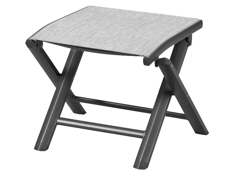 Tabouret pliant gris avec cadre métallique et assise en tissu.