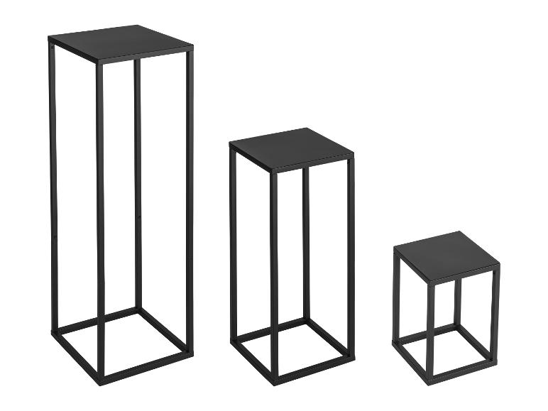Ensemble de trois socles métalliques noirs de différentes hauteurs.