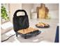 Appareil à sandwichs SILVERCREST® SSMW 750 E1 avec des croque-monsieur dorés sur le plan de travail.