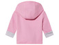 Un sweat-shirt rose à capuche avec des poignets gris.