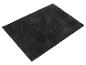 Un tapis noir à motif géométrique.
