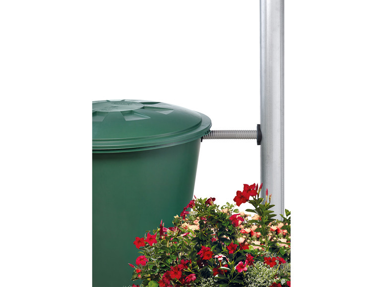 Un récupérateur d'eau de pluie vert avec un drain vers une gouttière.