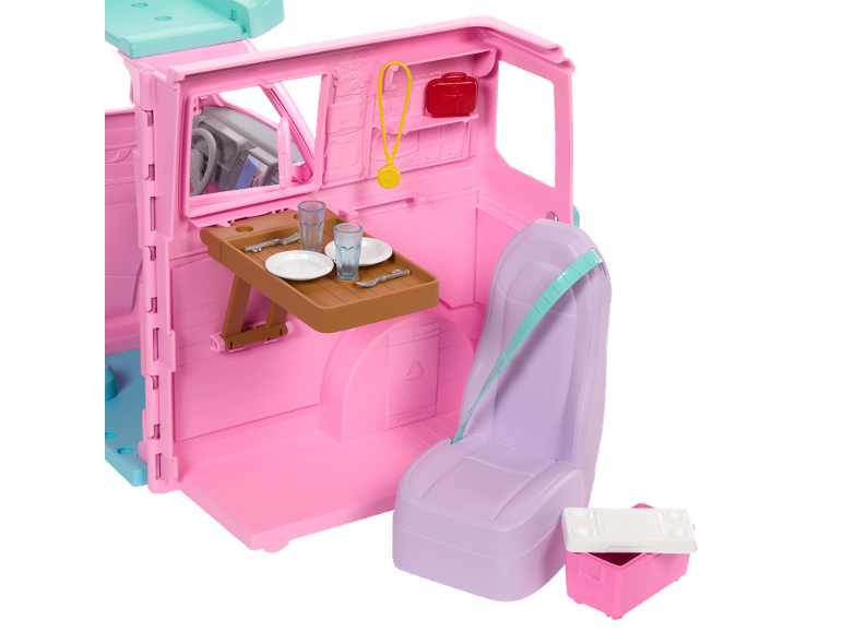 Camping-car jouet rose avec table à manger, siège et accessoires.
