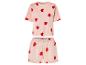 Un pyjama rose avec un short et un t-shirt à cœurs rouges.