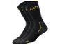 Trois paires de chaussettes noires CAT® avec des détails jaunes.