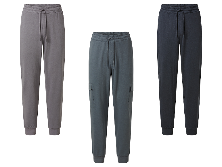 Trois pantalons de jogging de couleurs différentes.