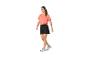Femme marchant, vêtue d'un t-shirt et de shorts de sport.
