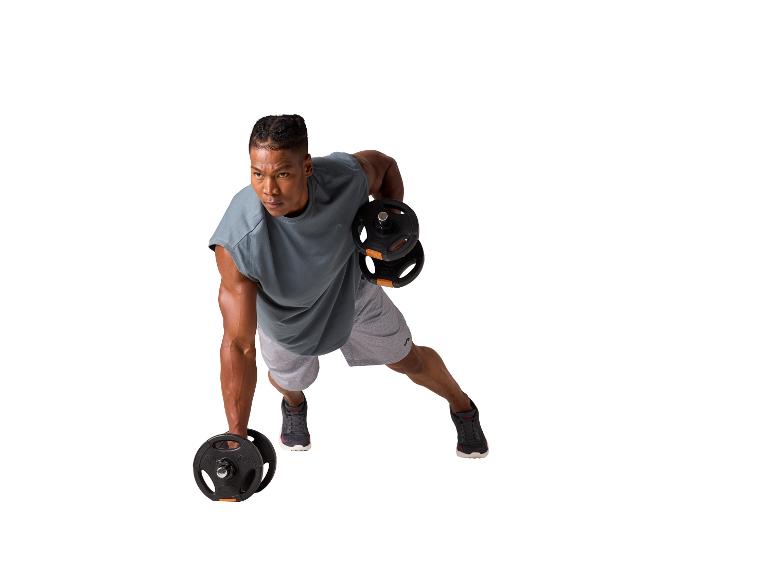 Homme en t-shirt gris et short faisant des exercices avec des haltères