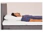 Un homme dort sur un matelas et un oreiller Emma.