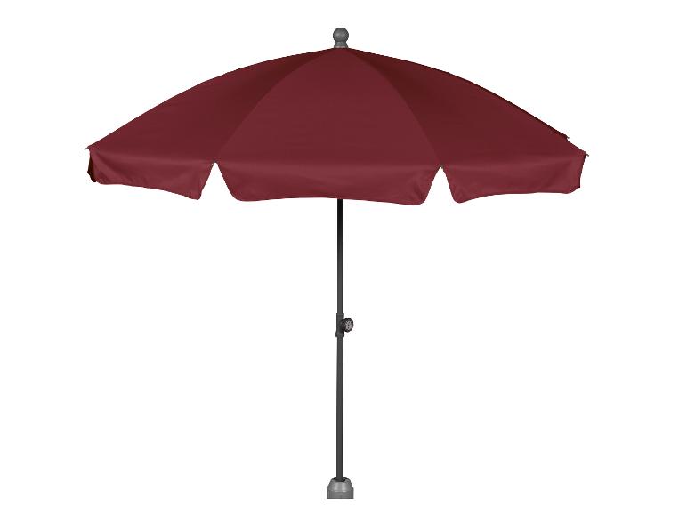 Un parasol rouge foncé avec un cadre en métal gris.