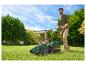 Un homme tond sa pelouse avec une tondeuse Parkside.
