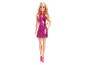 Poupée Barbie aux cheveux blonds, vêtue d'une robe rose métallique et de talons hauts.