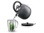 Une bouilloire grise Silvercrest verse de l'eau dans une tasse.