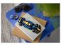 Maquette de voiture F1 Red Bull Racing sur des livres, avec des lunettes et du ruban adhésif sur une table bleue