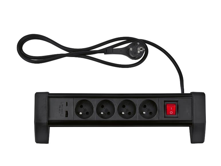 Multiprise noire avec quatre prises, deux ports USB et un interrupteur rouge.