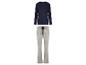 Un haut à manches longues bleu marine et un pantalon de pyjama gris à motif de Noël.