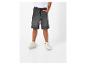 Shorts en jean gris foncé et baskets blanches pour garçon.