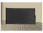 Store latéral rétractable noir sur une terrasse avec plancher en bois.