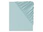 Un drap-housse bleu clair.