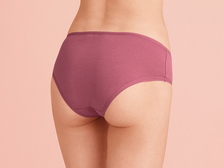 Une femme portant des sous-vêtements roses.