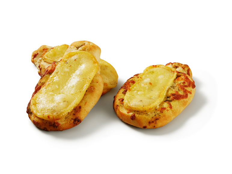 Petits pains gratinés au fromage et aux herbes sur fond blanc.
