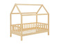 Un lit d'enfant en bois avec un toit en forme de maison.