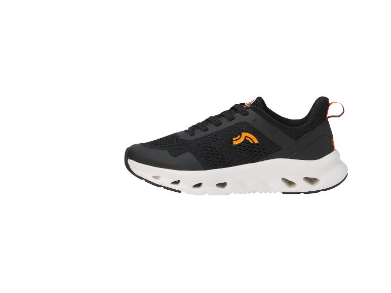 Chaussures de sport noires avec détails orange et semelle blanche perforée