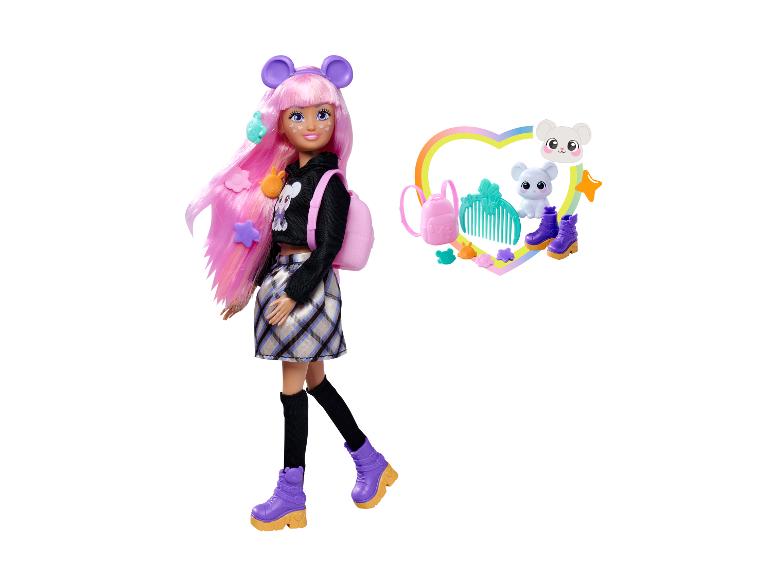 Poupée kawaii aux cheveux roses et accessoires.