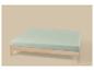 Lit en bois avec matelas vert clair sur fond beige.