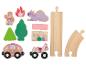 Jouets en bois avec princesse, dragon, arbres, château et rails de train.
