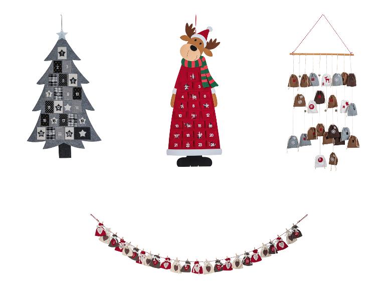 Quatre calendriers de l'Avent de Noël, dont un arbre, un renne et deux avec des sacs suspendus.