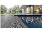Terrasse moderne avec piscine et terrasse en bois, maison et verdure en arrière-plan.