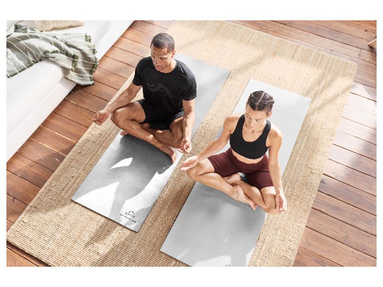 Couple se relaxant sur des tapis de yoga Gyvit.