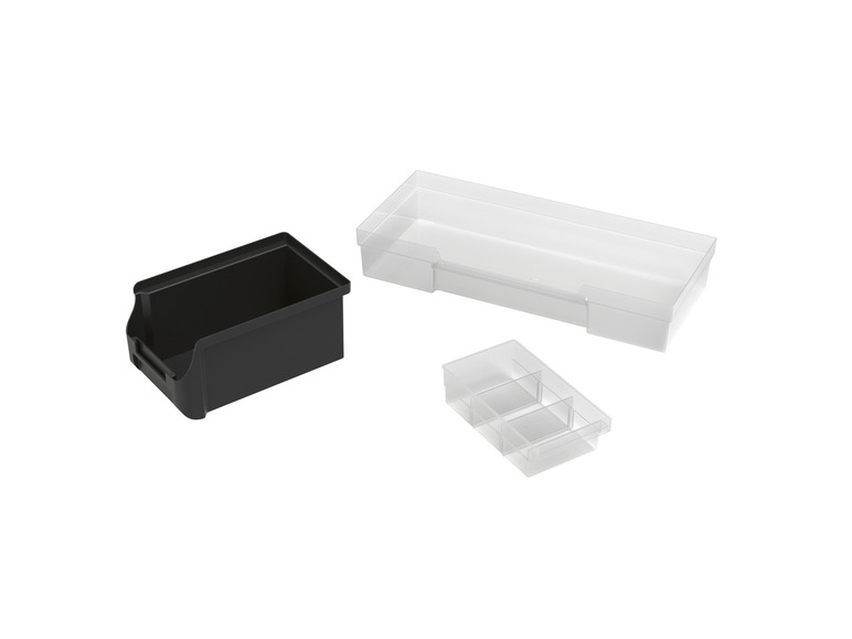 Une boîte de rangement noire et deux transparentes.