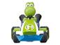 Yoshi dans une voiture de course verte avec des détails bleus.