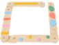 Cadre d'activités en bois avec formes et barres colorées pour le jeu sensoriel.