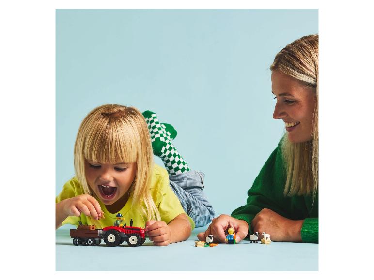 Enfants jouant avec le tracteur LEGO® DUPLO® et les animaux de la ferme.