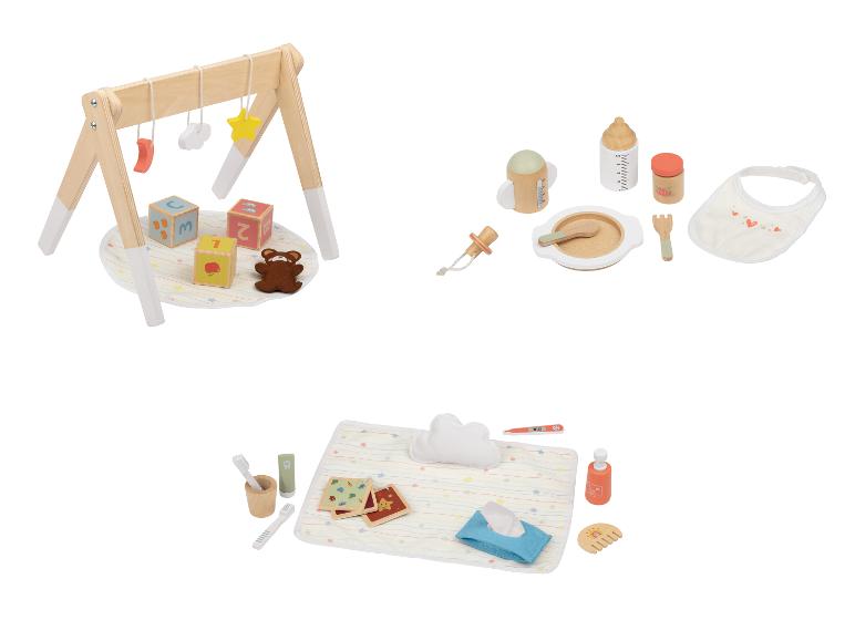 Portique d'éveil en bois, set repas et matelas à langer avec accessoires.