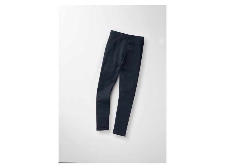 Legging noir sur fond blanc.