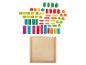 Blocs de bois colorés en forme de carrés, rectangles, cercles et demi-cercles dans une boîte en bois.