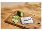 Concombre tranché et mandoline de cuisine sur une planche à découper en bois.