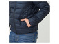 Une veste d'hiver bleu foncé avec fermeture éclair